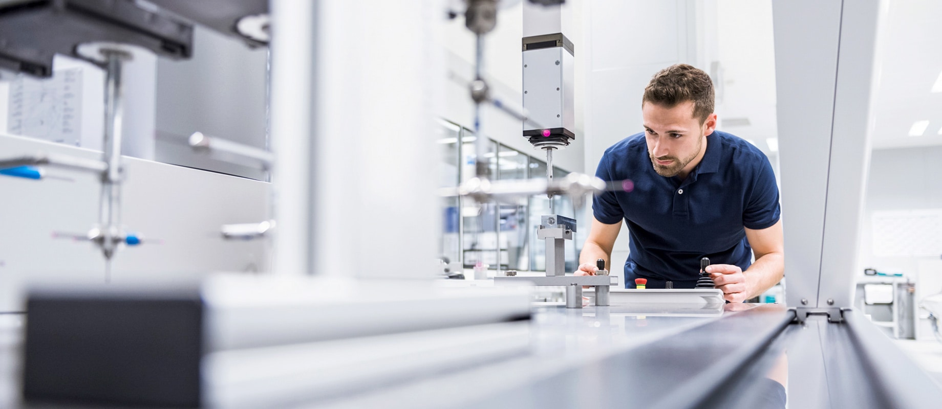 Ein Mitarbeiter von HÖRMANN Automotive an der Maschine.