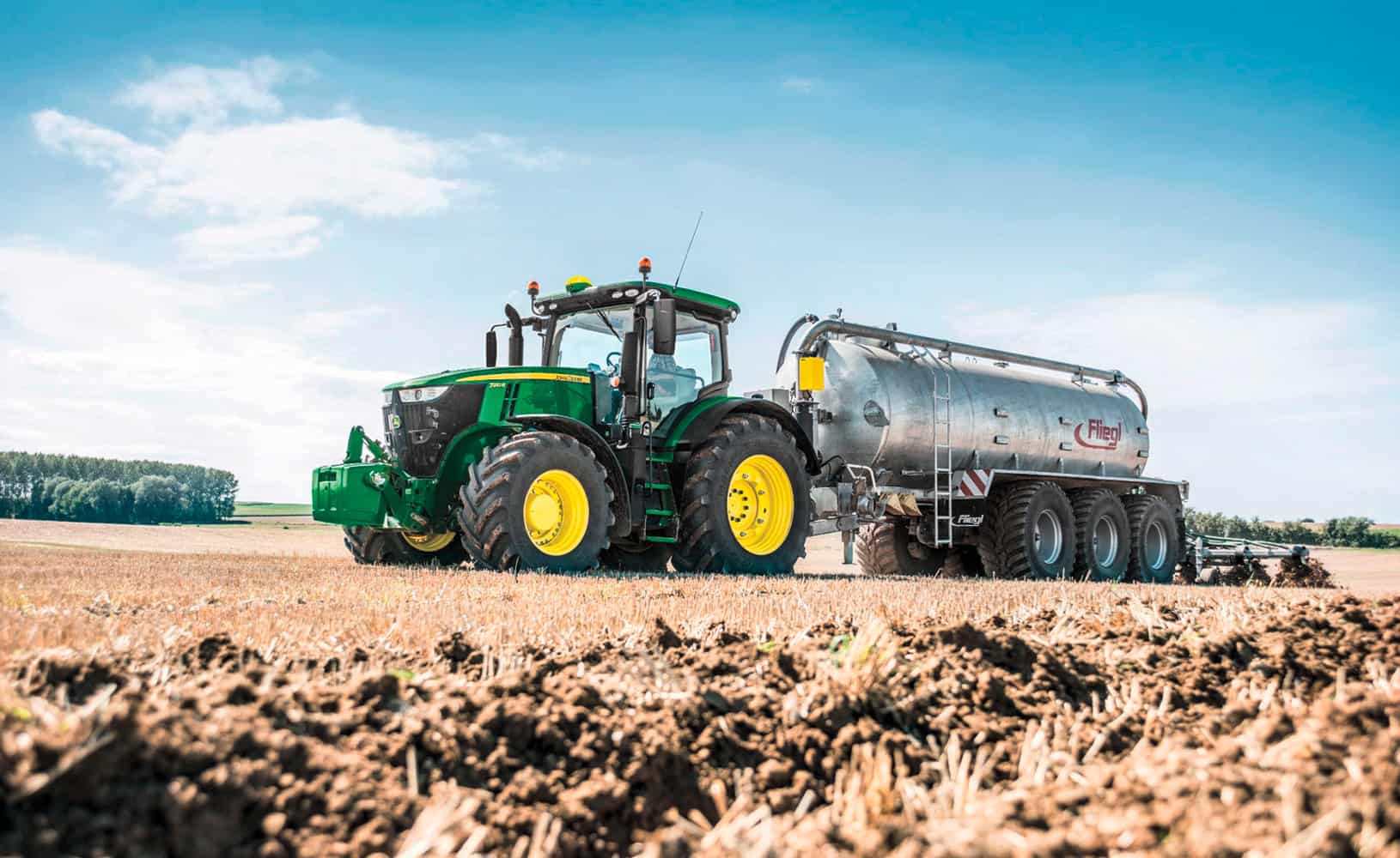 Ein Traktor, Serie John Deere, mit Serienbauteilen von HÖRMANN Automotive St. Wendel.