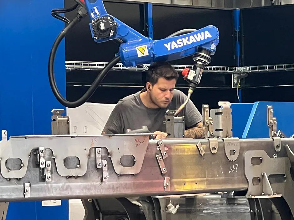 Giga-Schweißroboter startet Serienfertigung
